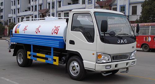 灑水車與汽車物流 現(xiàn)代城市與產(chǎn)業(yè)運輸?shù)摹皠用}”與“毛細(xì)血管”