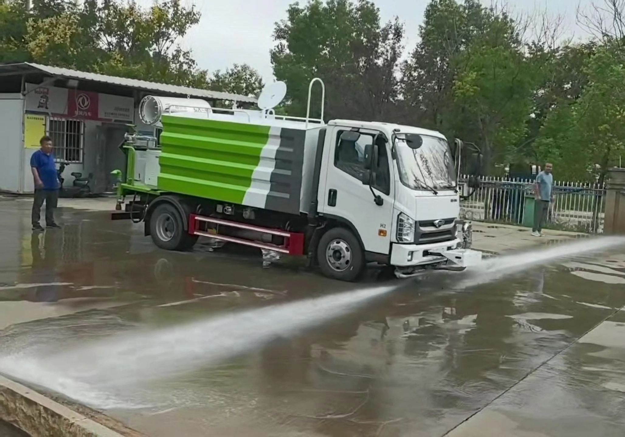 馬路上的人工降雨 城市建設與無奈的灑水車